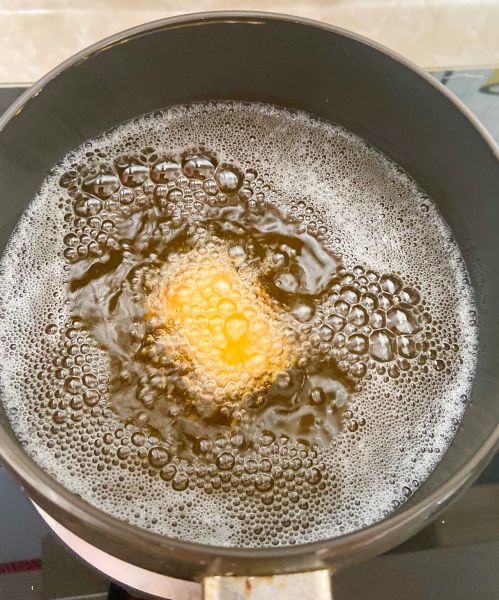 炸鲜奶的做法操作步骤第11步：用一个深点的小锅倒入油，这样可以使牛奶块全部浸入，而且省油。油八分热时就可以放入牛奶块了，因为牛奶块是熟的，中高火炸就可以了，放入待表皮金黄色就可以捞出来沥油