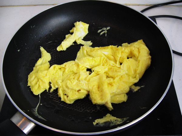 木须肉的做法操作步骤第7步：锅中放油，将鸡蛋煎成块，盛出备用。