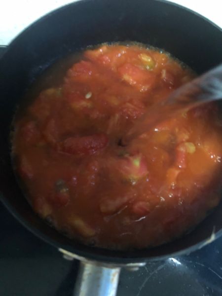 番茄鸡胸肉丸子汤的做法操作步骤第13步：然后倒入开水
