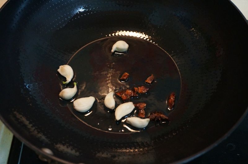 红烧排骨的做法操作步骤第4步：炒锅中倒少许油，下入八角和大蒜煸炒出香味