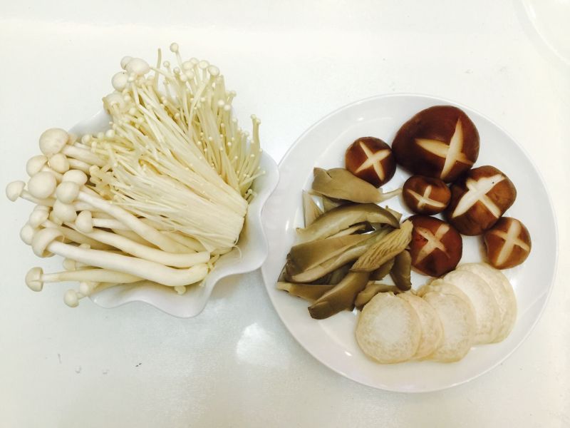 菌菇火锅汤底的做法操作步骤第1步：讲香菇、鲜蘑、杏鲍菇、金针菇、白玉菇洗干净沥干水备用