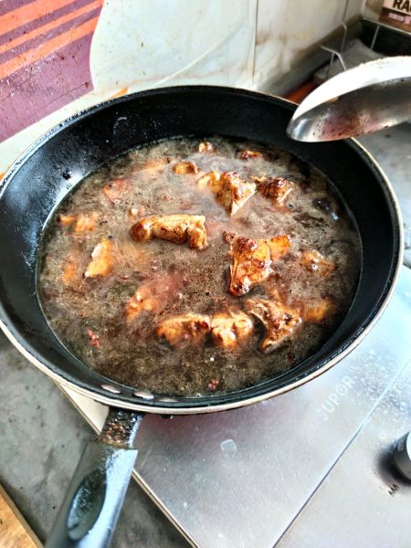 家庭铁锅炖的做法操作步骤第4步：加水没过排骨，然后加入黄豆酱、耗油，盖锅盖大火煮30分钟，期间注意水的多少