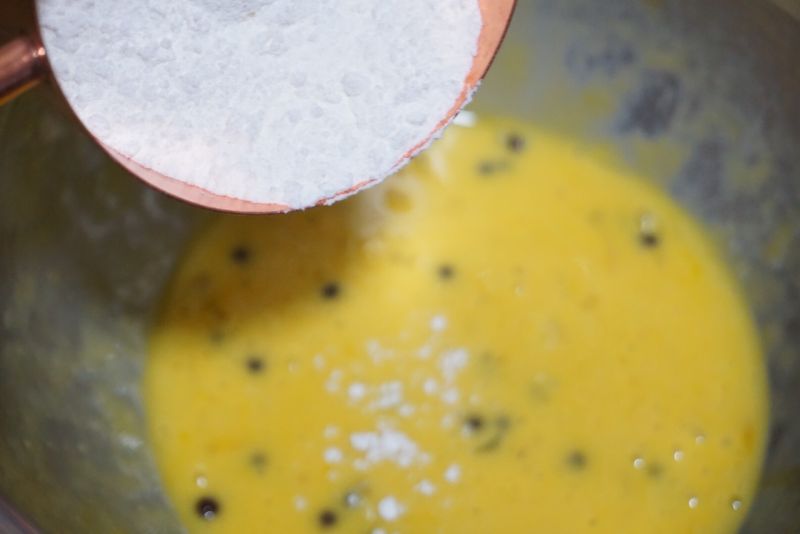 舒芙蕾松饼的做法操作步骤第2步：我们将鸡蛋蛋黄和蛋清分离，放入无水无油的两个盆中。蛋黄盆中放糖拌匀，放酸奶拌匀。再筛入低筋面粉，画Z字拌匀，切记不要一直搅拌蛋糕糊，如果搅拌起筋了，也是松饼不蓬松的原因之一，我们画Z字可以避免这个问题。