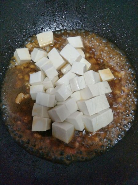 肉末豆腐的做法操作步骤第5步：放入豆腐