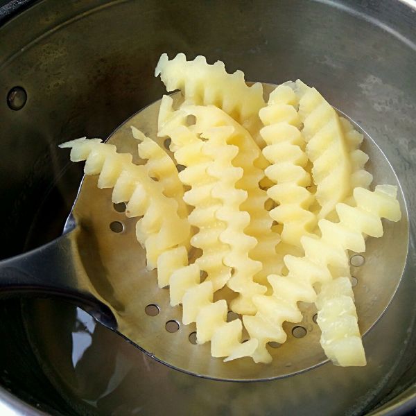 狼牙土豆的做法操作步骤第4步：待土豆条开始略带透明感时沥水捞出备用。