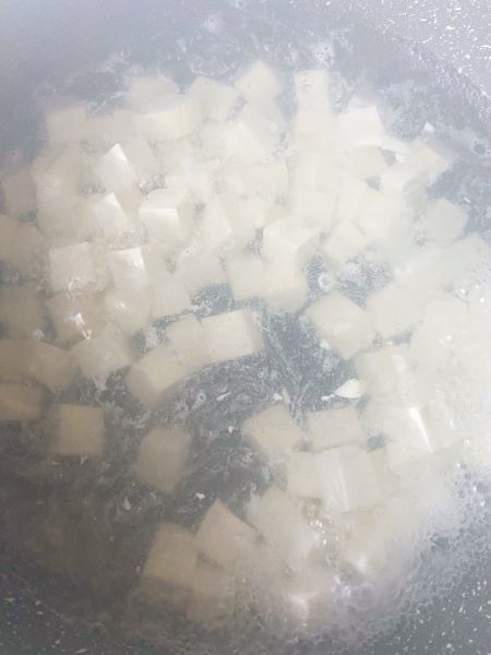 蟹黄豆腐的做法操作步骤第1步：锅中水烧开后，放入盐和豆腐焯水1分钟后捞出备用；