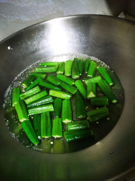 香醋蘸秋葵的做法操作步骤第3步：锅里煮一锅开水，把秋葵放进去焯两三分钟断生既可。