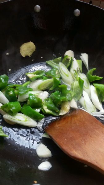 香辣田螺的做法操作步骤第3步：热锅凉油依次炒姜，蒜，葱，绿辣
