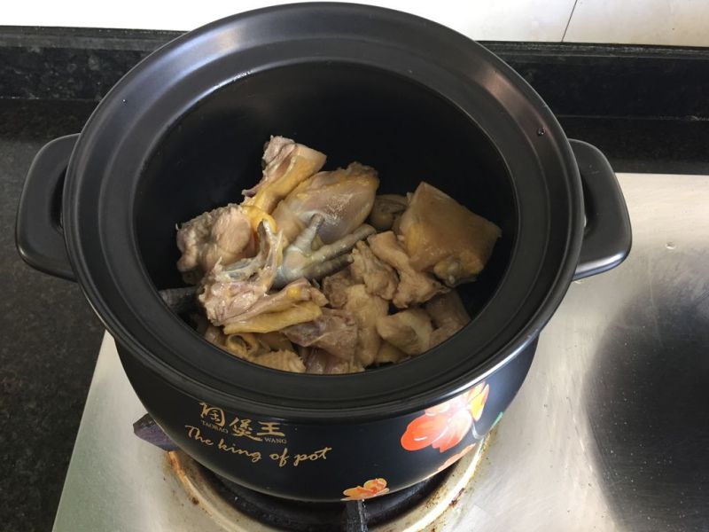 山药枸杞鸡汤的做法操作步骤第4步：翻炒好的鸡块全部倒入砂锅中；