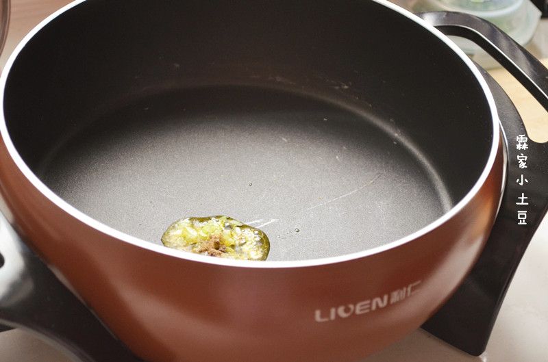 番茄鸡蛋拌面的做法操作步骤第8步：电火锅中加入胡麻油+葱花+花椒粉炝锅