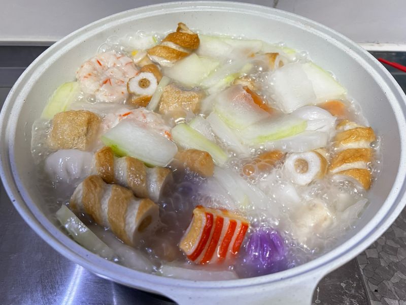 冬瓜火锅丸子汤的做法操作步骤第2步：放入锅里煮加水。