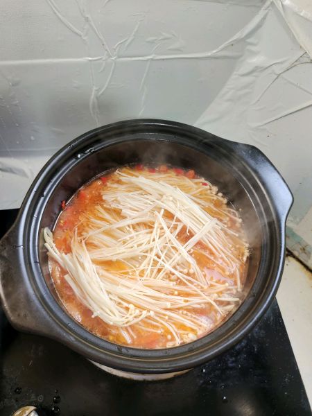 番茄滑肉的做法操作步骤第9步：放入金针菇！