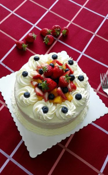 水果奶油裱花蛋糕的做法操作步骤第28步：成品，祝豆果五周年快乐！取得更大进步！