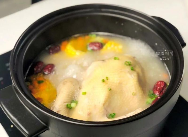 鸡汤煲的做法操作步骤第13步：炖煮至精华都融入浓汤中，最后撒上适量葱花即可；