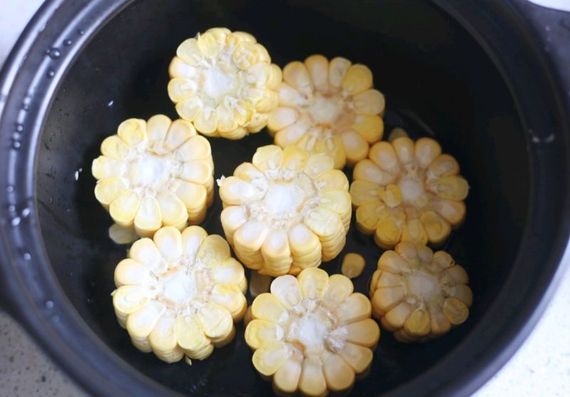 鸡汤的做法操作步骤第6步：砂锅中加入玉米。