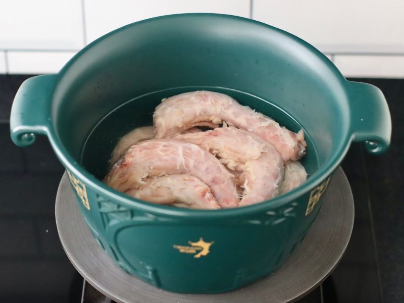 懒人卤味的做法操作步骤第3步：鸡脖洗净放入砂锅中，倒入料酒大火烧开，焯出浮末捞出洗净沥干。