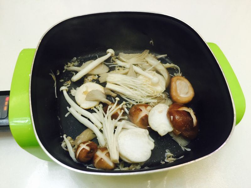 菌菇火锅汤底的做法操作步骤第5步：加入所有的蘑菇炒香