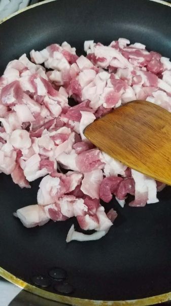 台式卤肉饭的做法操作步骤第3步：用不粘锅炒肉，不用放油。