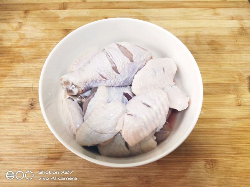 卤味拼盘的做法操作步骤第1步：鸡腿,鸡翅洗净后用刀划几刀。