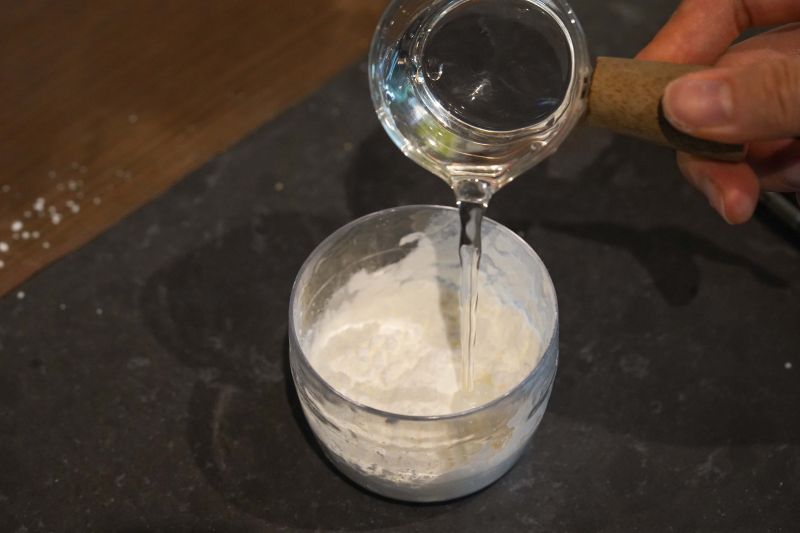 酥皮苹果派的做法操作步骤第5步：淀粉20g与水100g混合搅匀