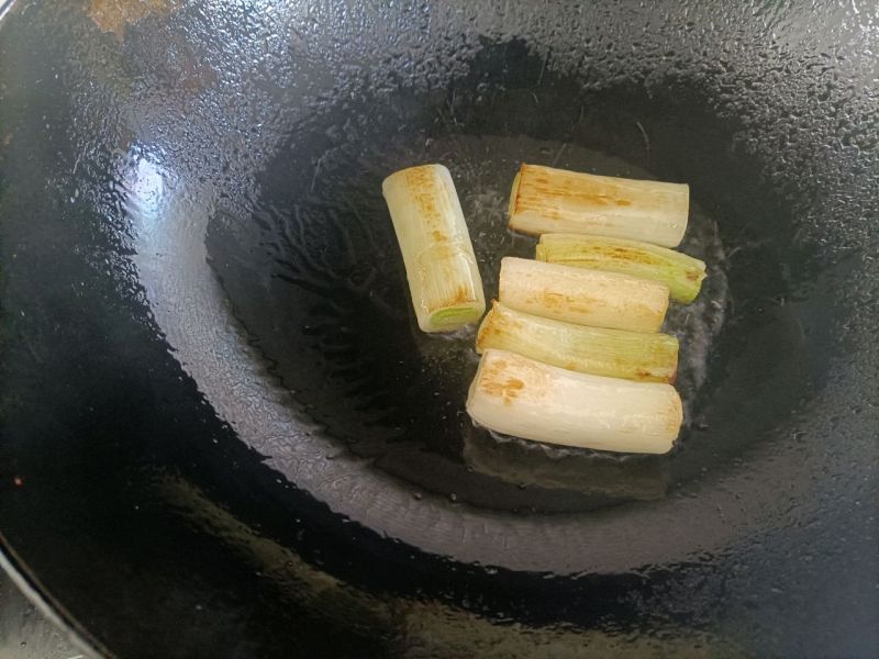 葱烧海参的做法操作步骤第5步：中小火慢慢焙葱油，直至葱段变软呈焦黄至黑色。