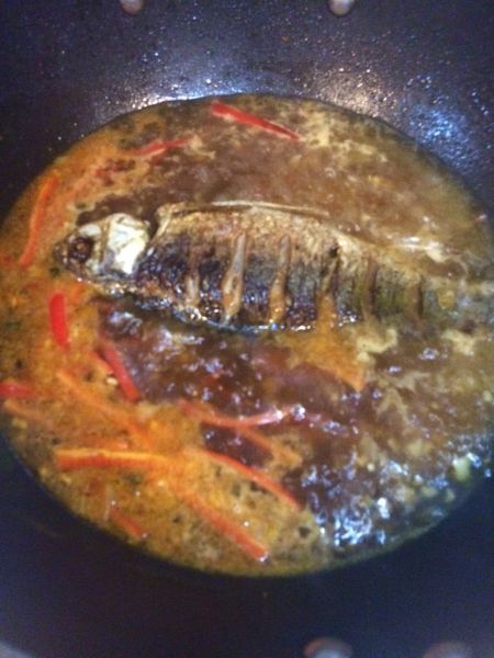 红烧鲫鱼的做法操作步骤第7步：汤汁滚起来后放入煎好的鲫鱼。盖上锅盖煮10来分钟，等汤汁还剩下1/3时