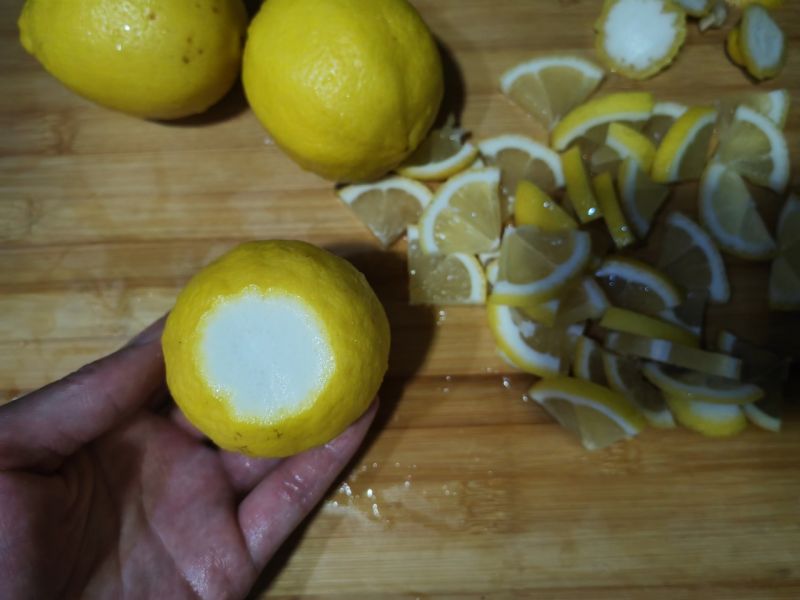 夏日饮品～百香果青桔柠檬水的做法操作步骤第5步：柠檬竖着切