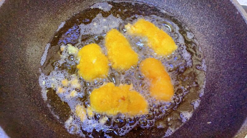 脆炸香蕉原来这么简单的做法操作步骤第3步：油温六成热，下锅炸至两面金黄即可