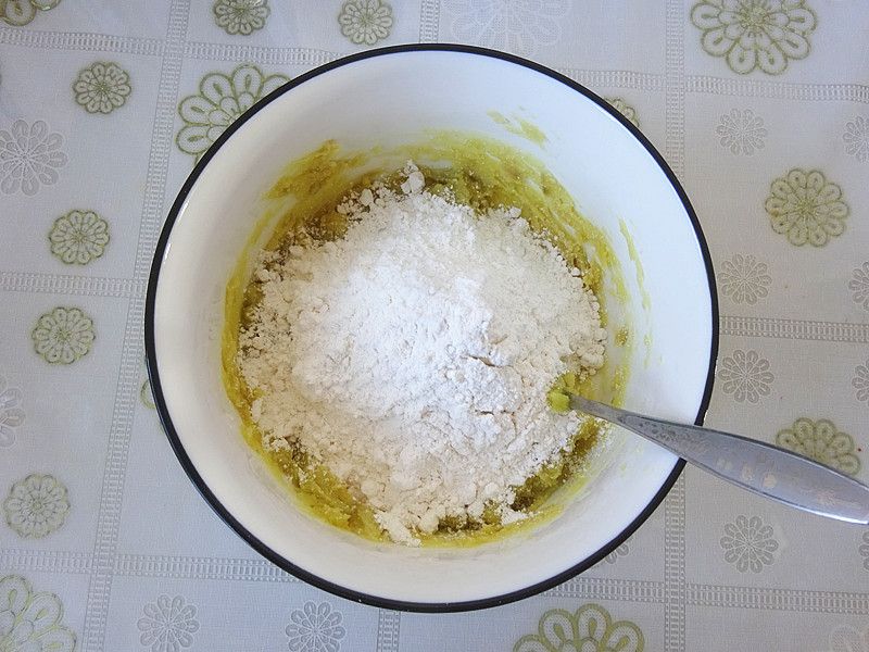 红薯小点心的做法操作步骤第3步：放入面粉和奶粉。要根据红薯的含水量来放面粉，最后的结果是和好的红薯面团比较软，所以，面粉不要一下子倒进去，用筷子搅拌着看看。