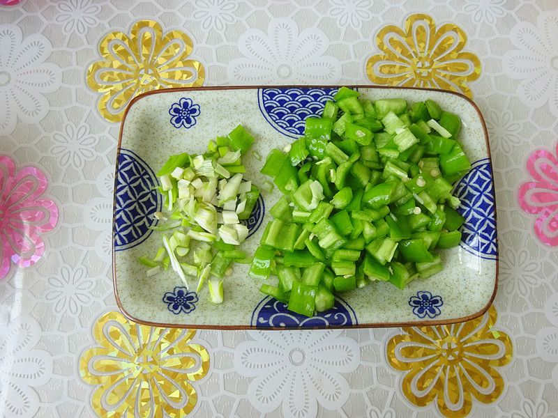 轻断食晚餐的做法操作步骤第3步：一个尖椒切碎，再备点葱花。炸酱可以用辣一点的尖椒，比较提味。