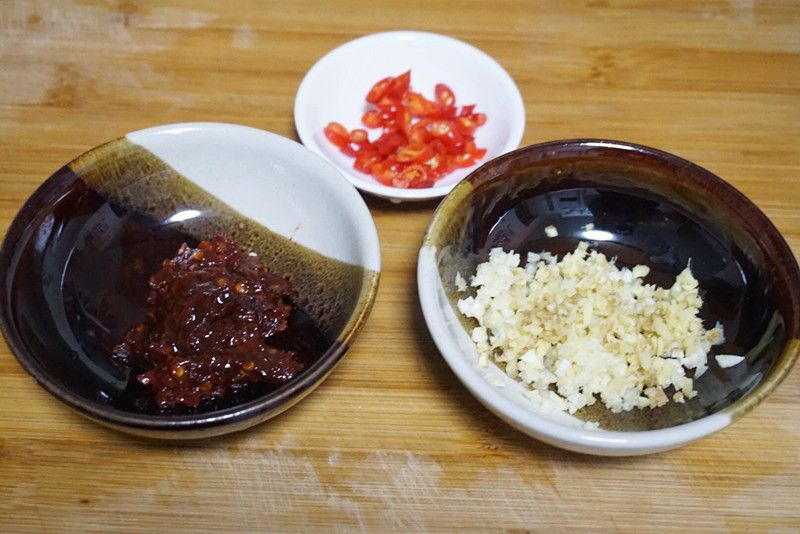 干锅杏鲍菇的做法操作步骤第5步：姜蒜切沫，小米椒切段，不太能吃辣的，只放郫县豆瓣酱即可。