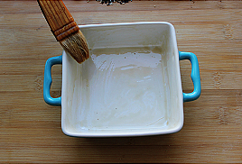 果仁蘸的做法操作步骤第3步：准备一个耐热器皿，在器皿的内壁上涂上香油备用