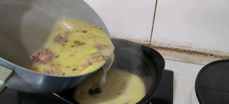 腊鸭莴笋煲的做法操作步骤第9步：倒入砂锅。