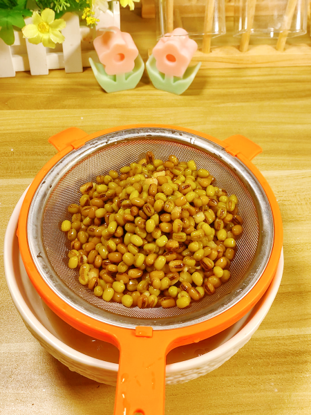 绿豆钵仔糕的做法操作步骤第3步：蒸好的绿豆捞起备用。