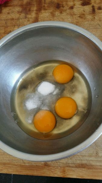 鸡蛋泡泡的做法操作步骤第1步：三颗鸡蛋加适量盐或白糖打匀，盐或者白糖随各人喜好添加