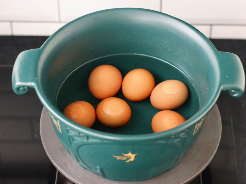 懒人卤味的做法操作步骤第2步：鸡蛋洗净放入砂锅里煮熟捞出过冷水。