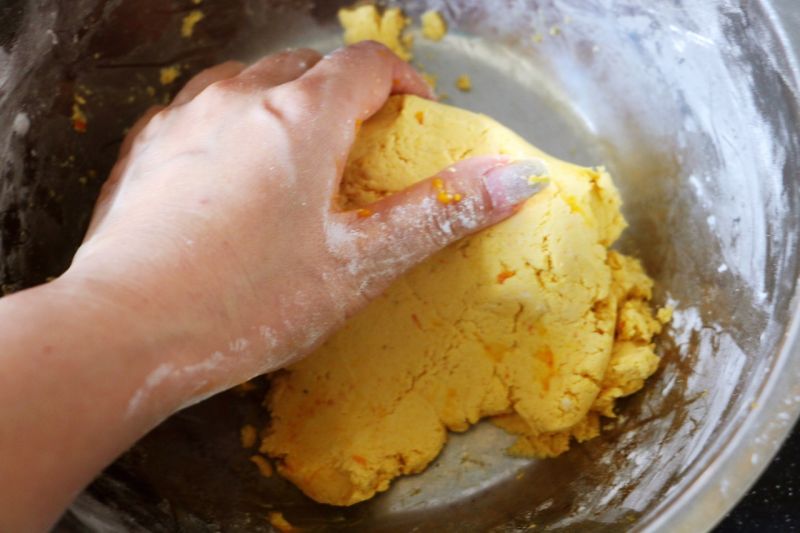 南瓜豆沙小点心的做法操作步骤第3步：将南瓜和糯米粉均匀柔和。