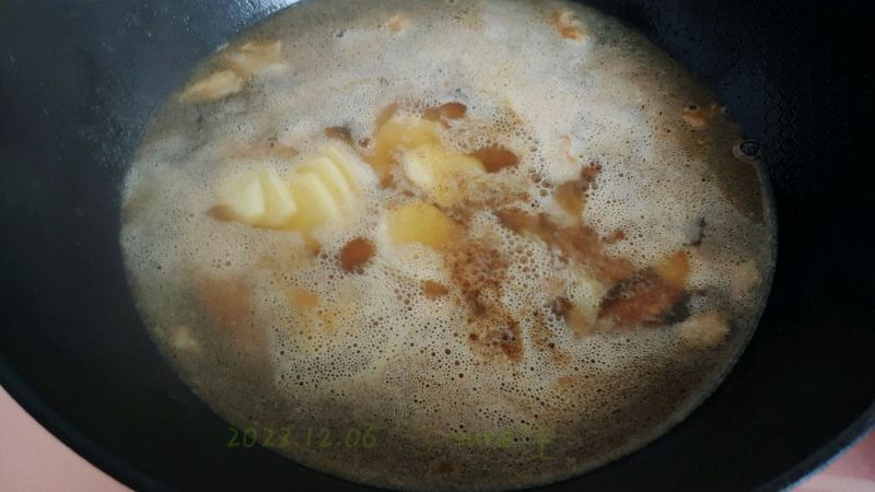 生滚菠菜薯肉汤的做法操作步骤第4步：比如胡椒五香粉盐什么的，拿不准量可以大火煮开了蘸汁尝味小心烫缺啥补啥没问题了选下土豆片丰富口感