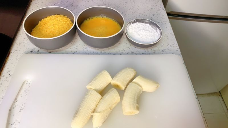 脆炸香蕉原来这么简单的做法操作步骤第1步：准备如图：香蕉两根去皮 切成段淀粉适量鸡蛋一个搅散成液面包糠适量