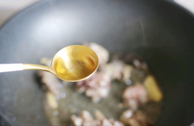 鸡汤的做法操作步骤第4步：加一勺料酒炒至挥发。