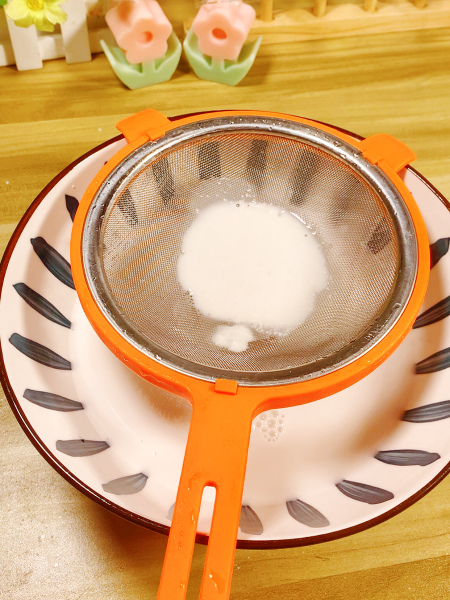 绿豆钵仔糕的做法操作步骤第4步：200克温水加入40克糖，搅拌融化，再加入100克钵仔粉（趁着温水加入钵仔粉更佳哦），搅拌均匀，过筛一次得到粉浆。