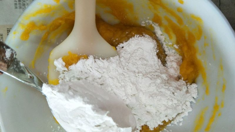 南瓜小点心的做法操作步骤第3步：南瓜泥多次少量加入糯米粉。