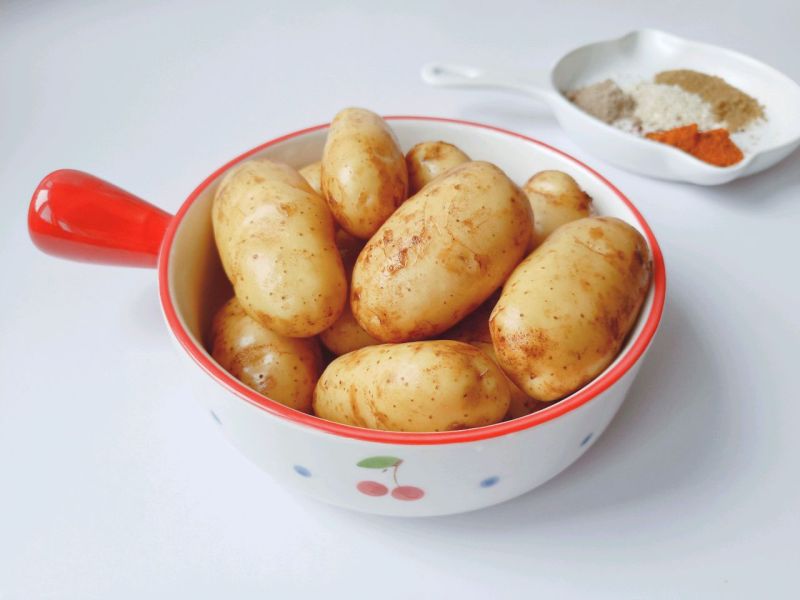夏日小吃烤薯角的做法操作步骤第1步：烤薯角土豆可以挑选粉一点口感的土豆来做比较好。