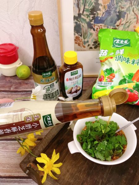 万能火锅蘸料的做法操作步骤第8步：放入香菜碎和太太乐头道小磨芝麻香油