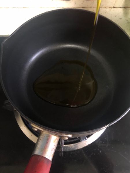 番茄鸡胸肉丸子汤的做法操作步骤第10步：锅烧热倒入适量油