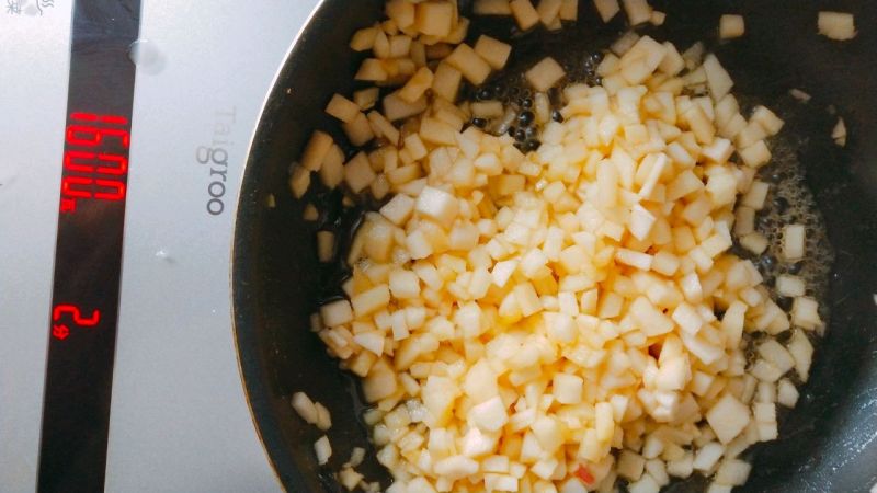 苹果派的做法操作步骤第6步：起锅放入黄油融化倒入苹果、细砂糖翻炒均匀！