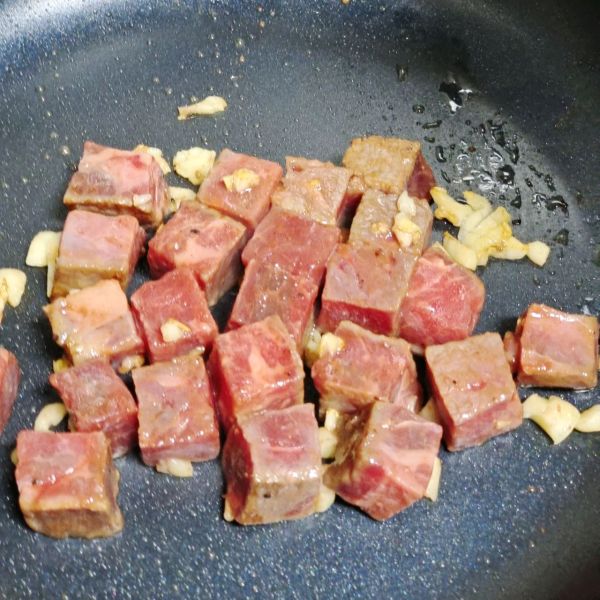 蒜香口蘑牛肉粒的做法操作步骤第2步：加入牛肉粒（直接超市买的蒜香牛肉粒）