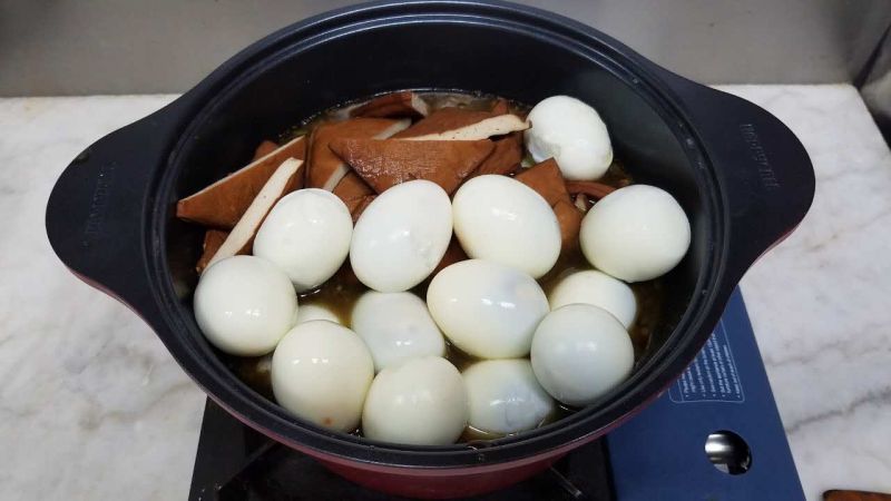 台式卤肉饭的做法操作步骤第11步：加白煮蛋和豆干。