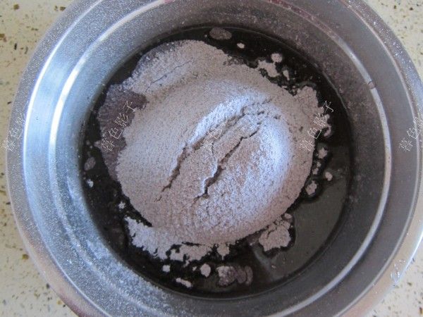黑米粉方块蛋糕的做法操作步骤第2步：将水和油进行混合然后在融合，然后过筛蛋糕粉。