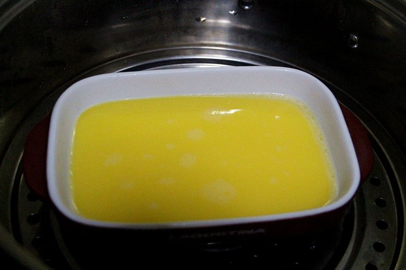 海参蒸蛋的做法操作步骤第5步：若搅打的蛋液有泡泡，隔水蒸上不盖盖子，热气一上来泡泡就消失了，没必要拿牙签在那戳半天